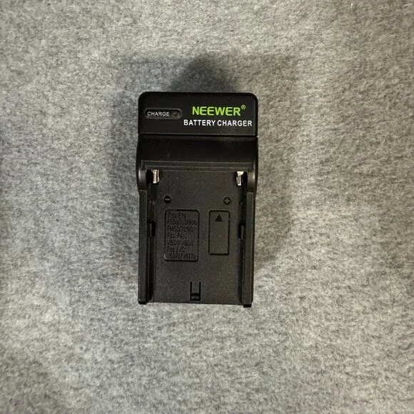 NEEWER CN-216 LED Dimmable Ultra Power Light( Set of 2) with batteries & charger - Picture 3 of 4